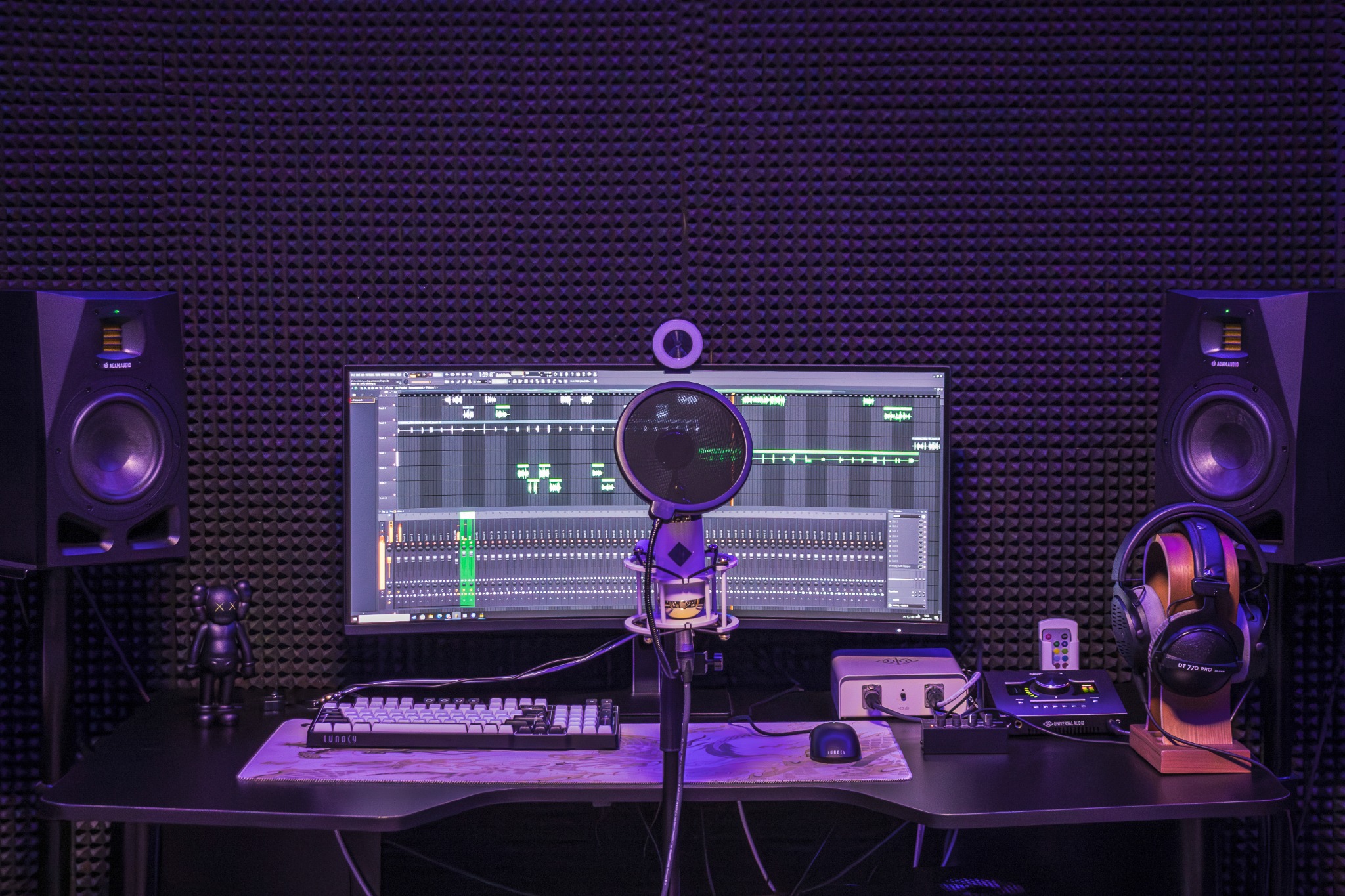 Настоящая рабочая зона студии Sound Wave: микрофон, мониторы и акустическая обработка