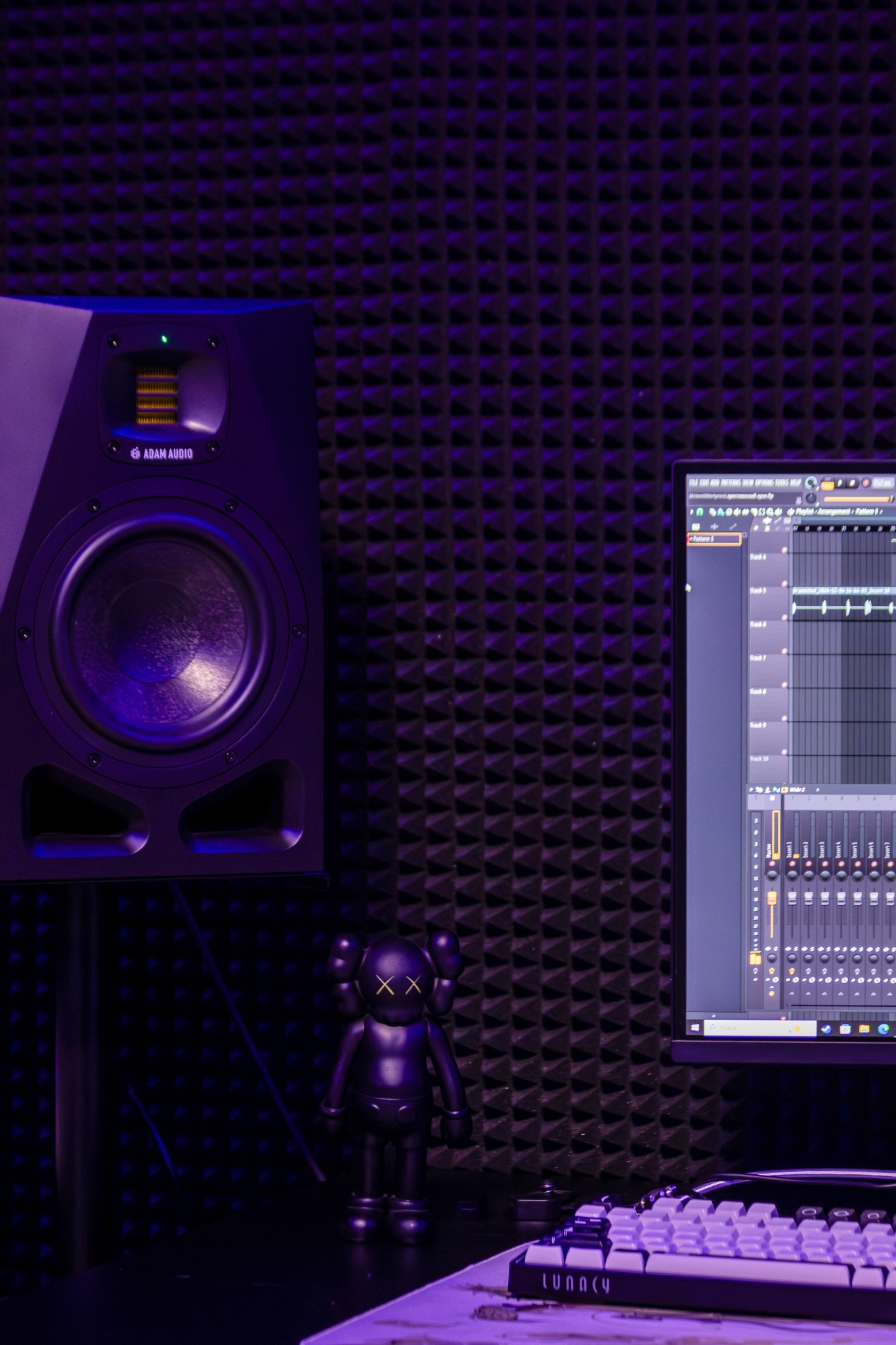 Монитор ADAM Audio, клавиатура и атмосфера студии
