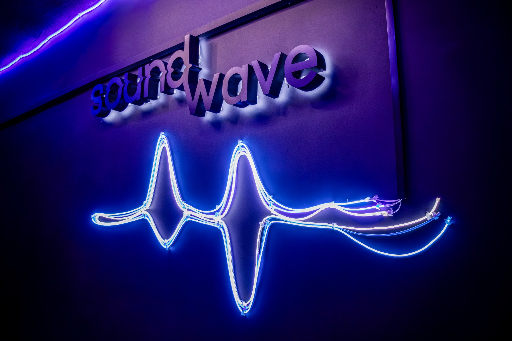 Световая вывеска Sound Wave и фирменная волна